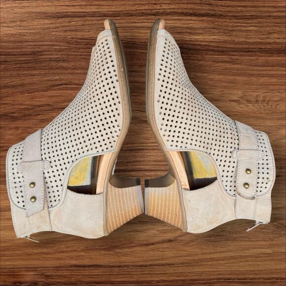 Earth Intrepid Nubuck Perforated Peep Toe Heel Booties Sz 7.5B Womens Back Zip - Picture 1 of 9